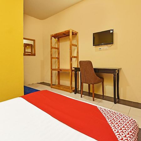 Oyo 90561 Awan Biru Motel Пантай Ченанг Екстериор снимка