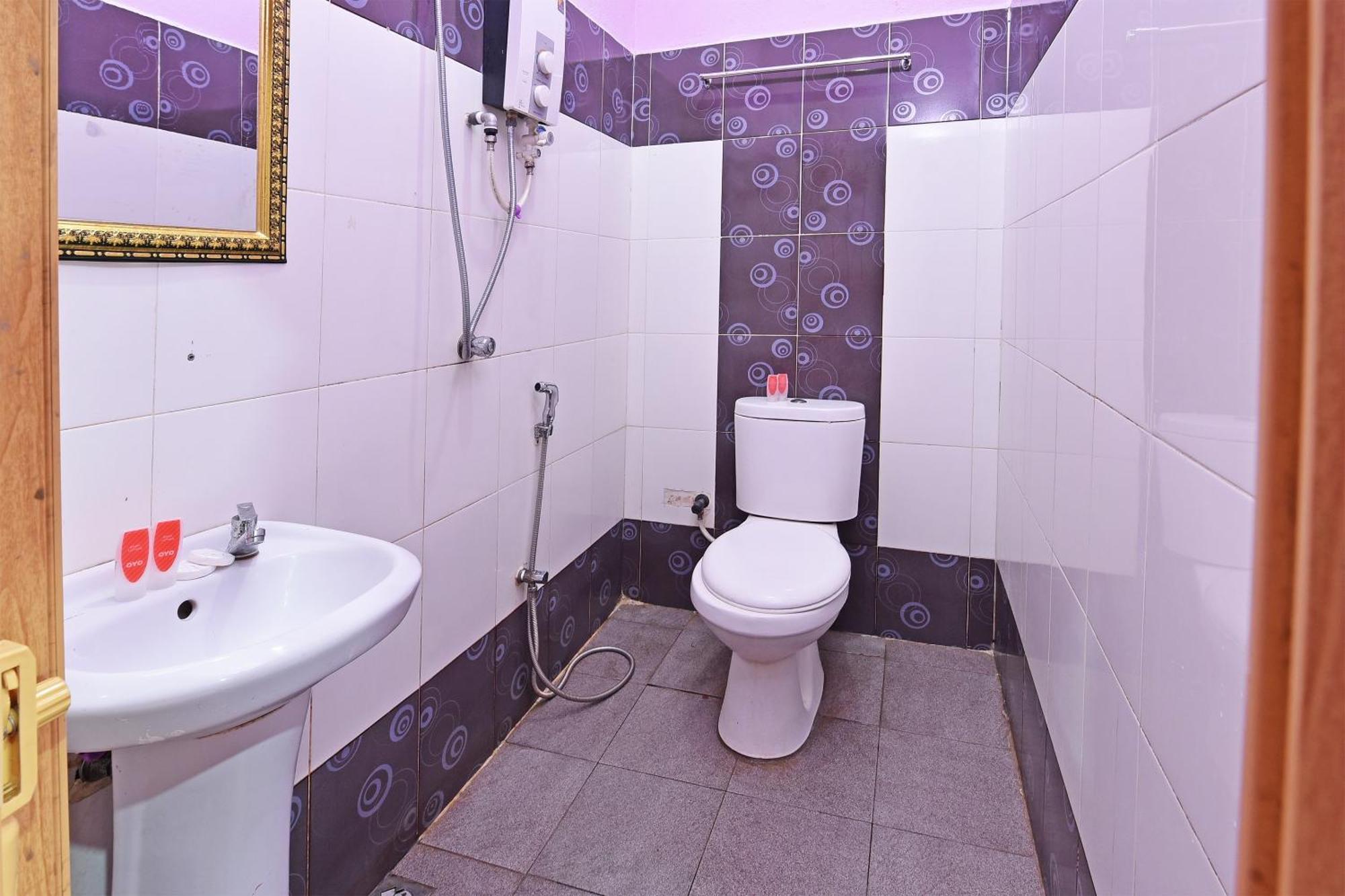Oyo 90561 Awan Biru Motel Пантай Ченанг Екстериор снимка