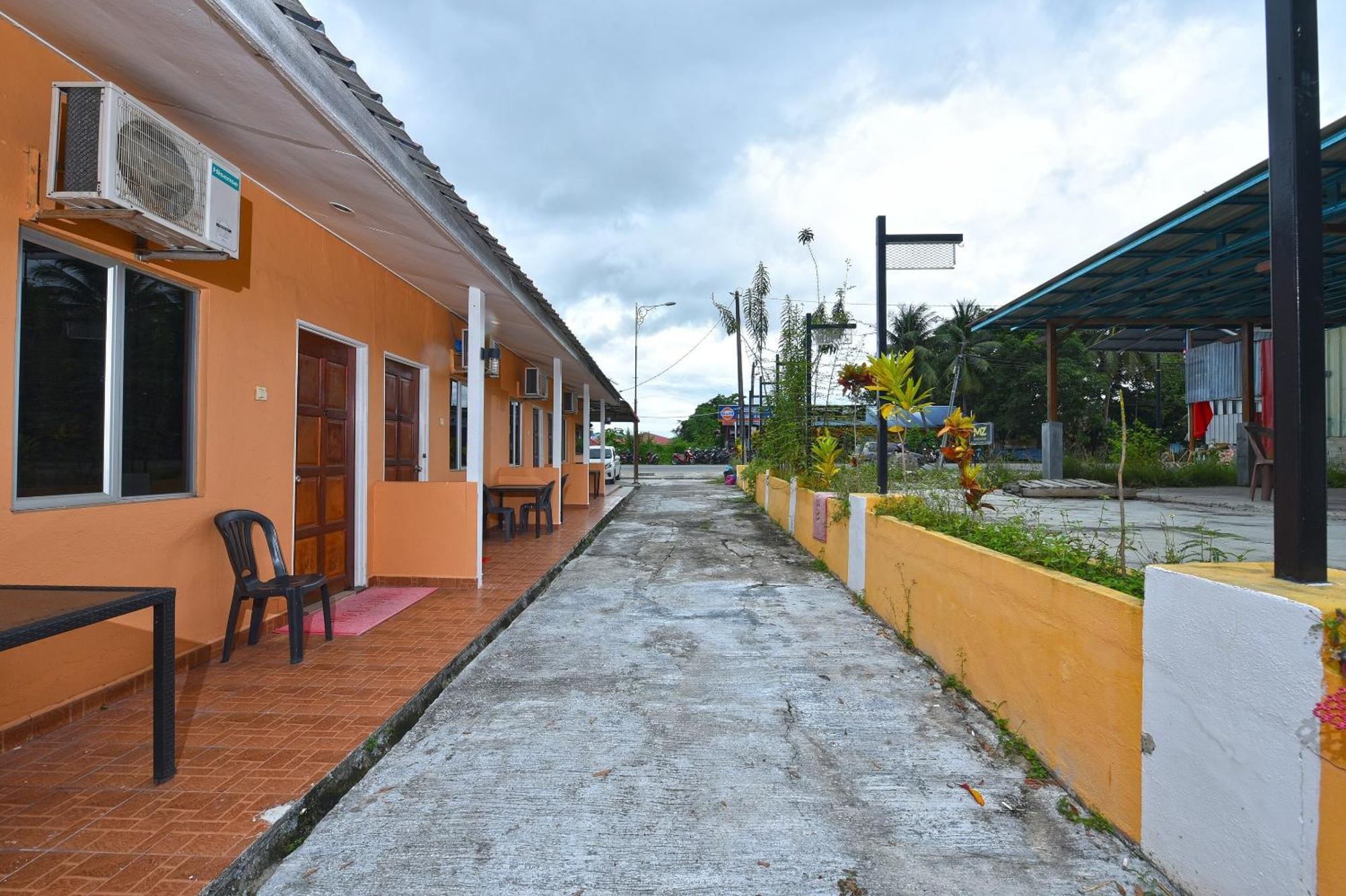 Oyo 90561 Awan Biru Motel Пантай Ченанг Екстериор снимка