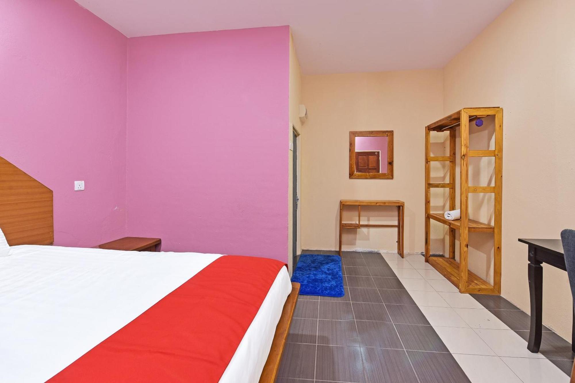 Oyo 90561 Awan Biru Motel Пантай Ченанг Екстериор снимка