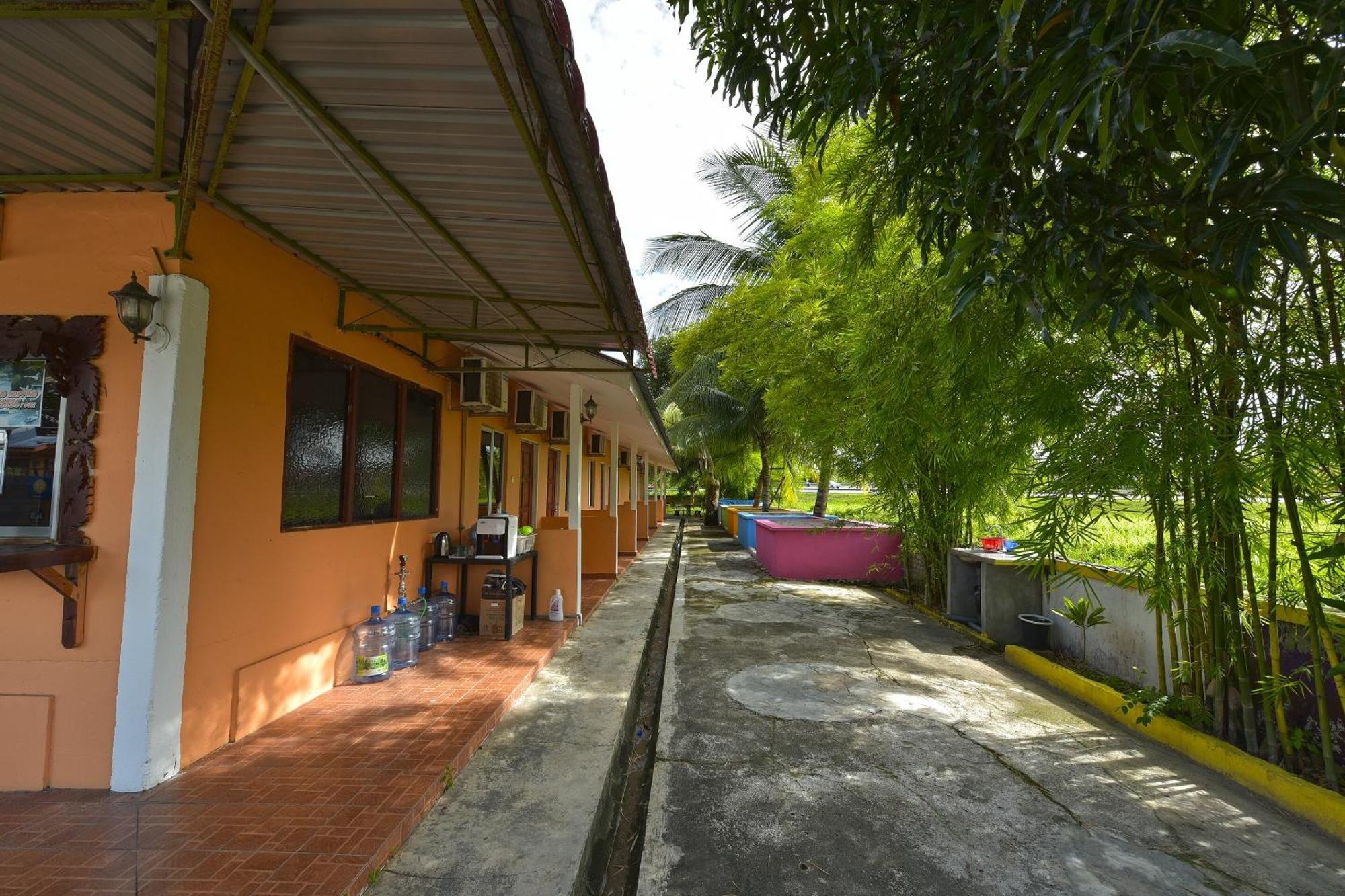 Oyo 90561 Awan Biru Motel Пантай Ченанг Екстериор снимка
