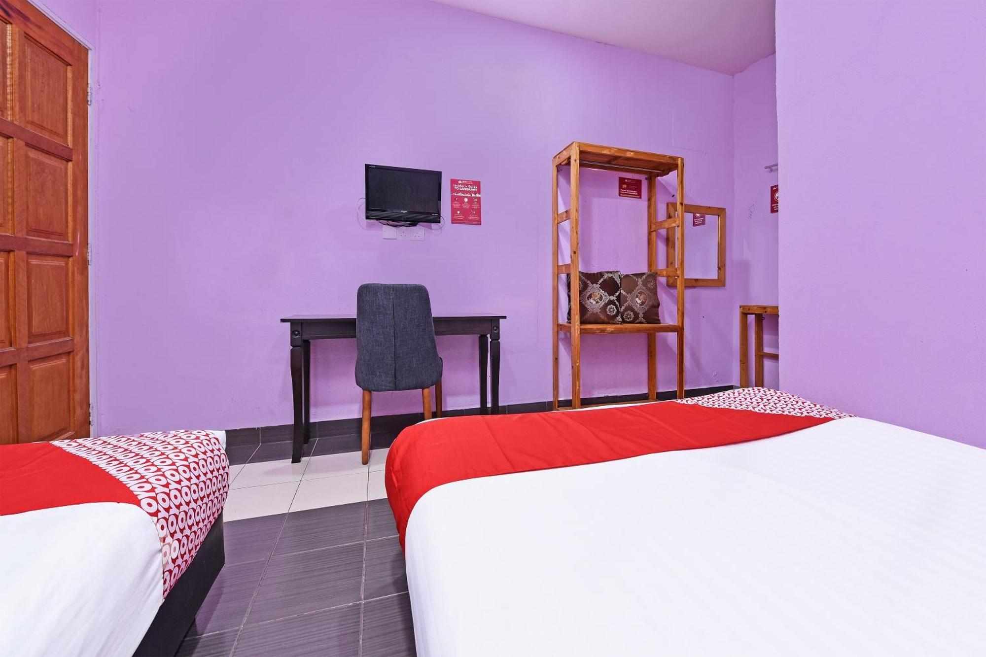 Oyo 90561 Awan Biru Motel Пантай Ченанг Екстериор снимка