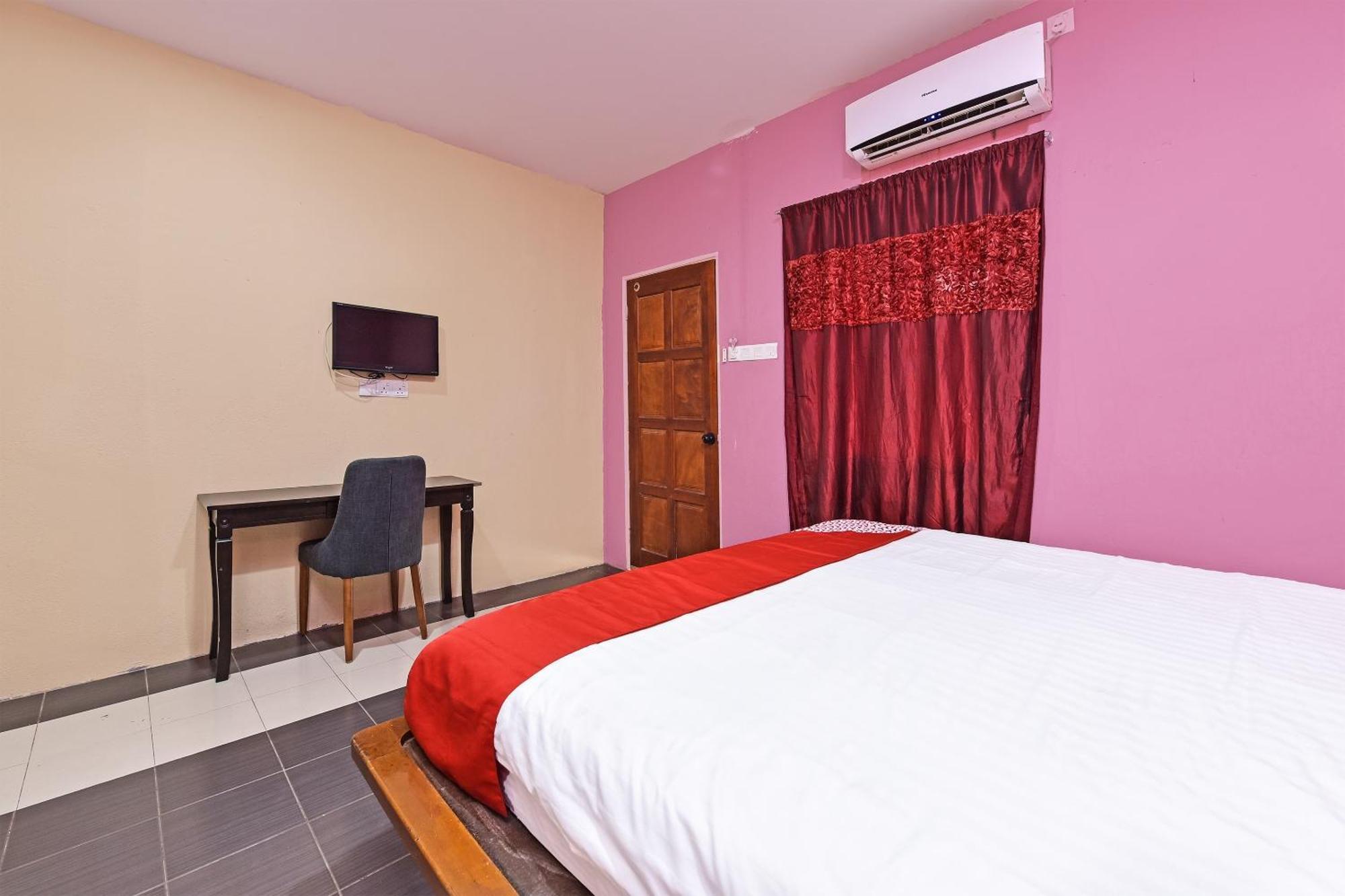 Oyo 90561 Awan Biru Motel Пантай Ченанг Екстериор снимка