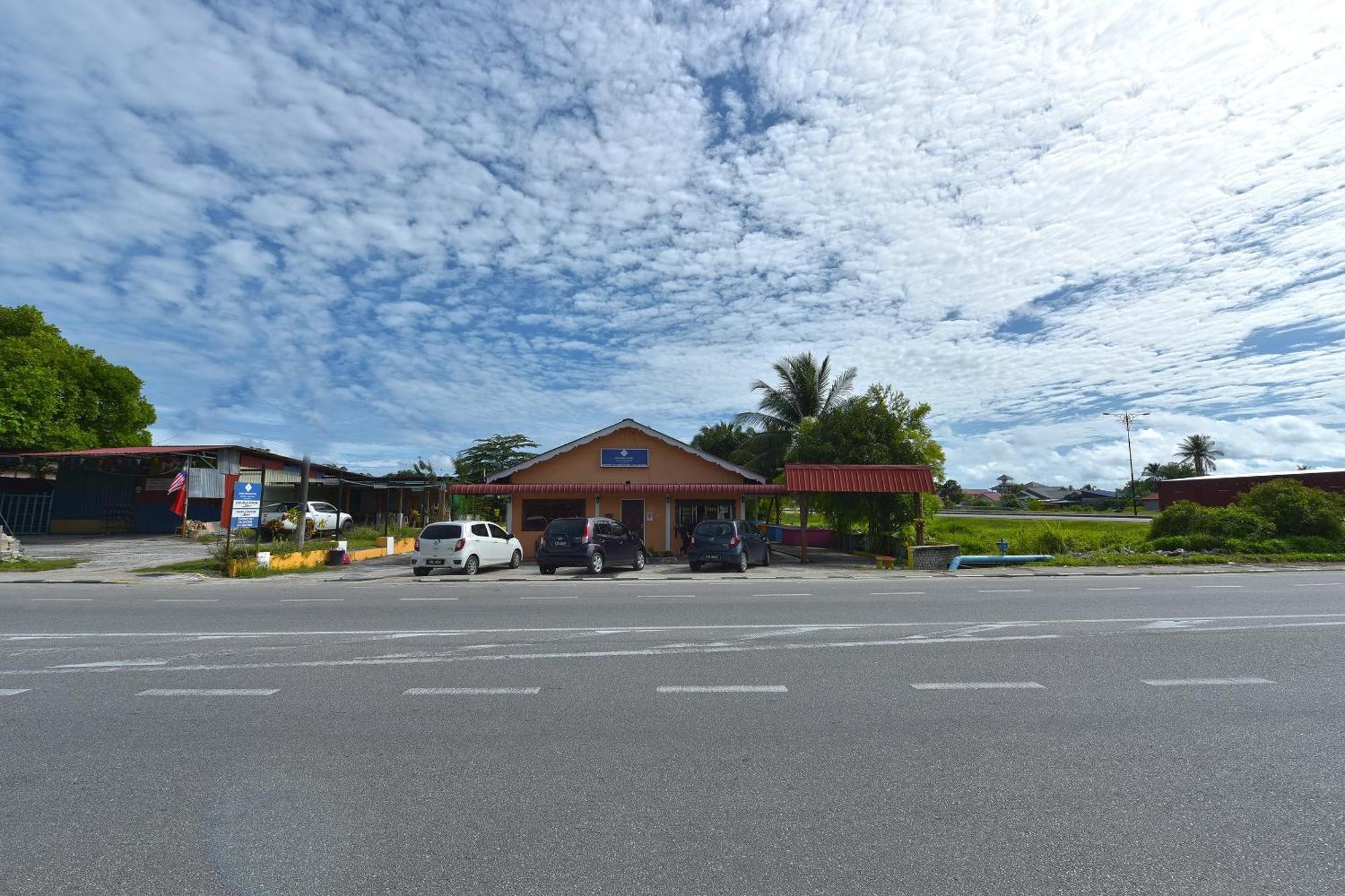 Oyo 90561 Awan Biru Motel Пантай Ченанг Екстериор снимка