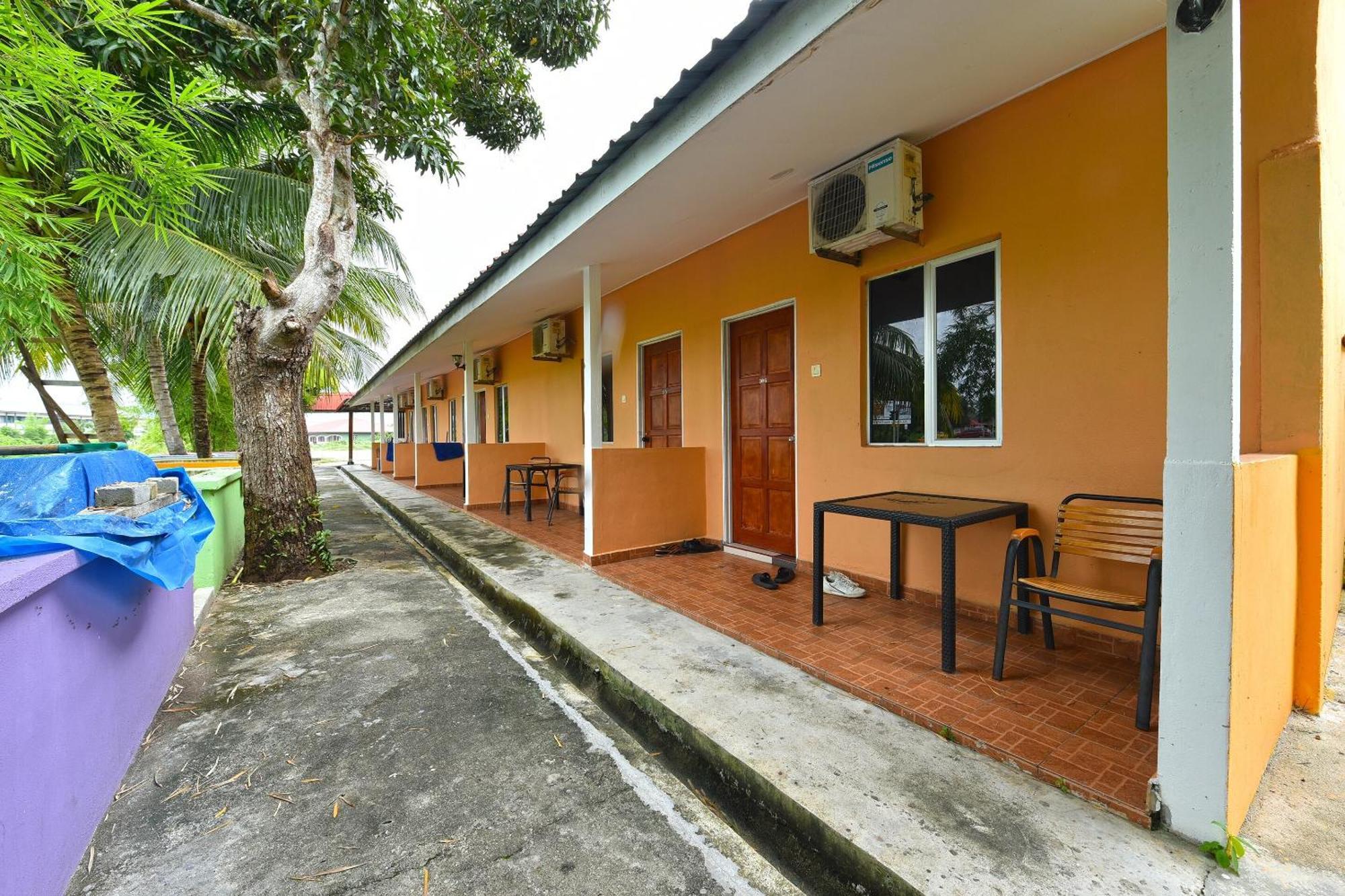 Oyo 90561 Awan Biru Motel Пантай Ченанг Екстериор снимка
