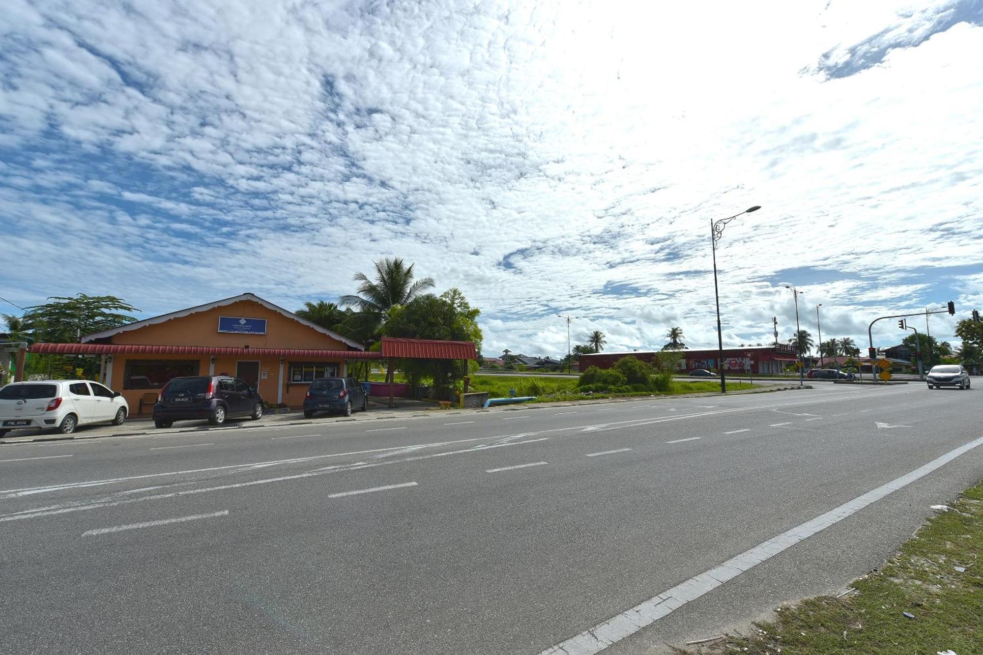 Oyo 90561 Awan Biru Motel Пантай Ченанг Екстериор снимка